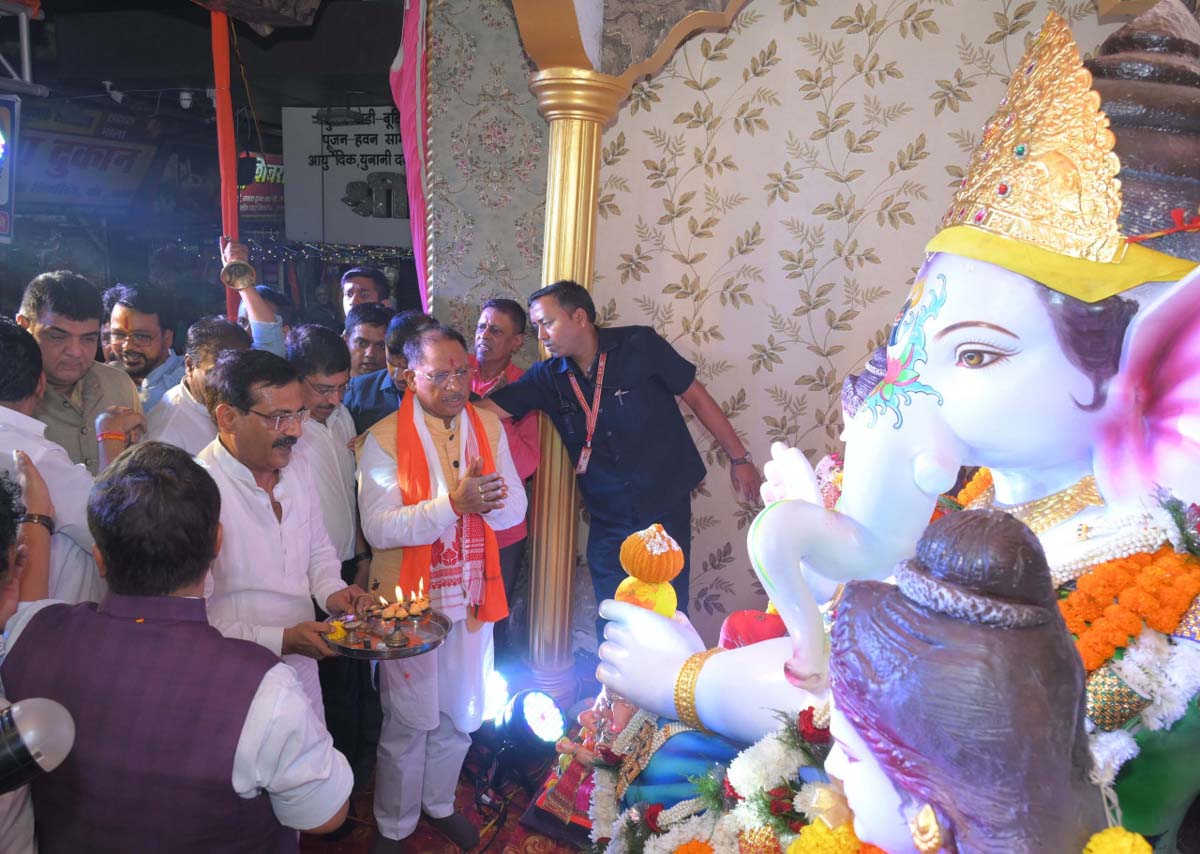 मुख्यमंत्री साय भगवान गणेश जी की पूजा-अर्चना करते हुए मुख्यमंत्री साय भगवान गणेश जी की पूजा-अर्चना करते हुए