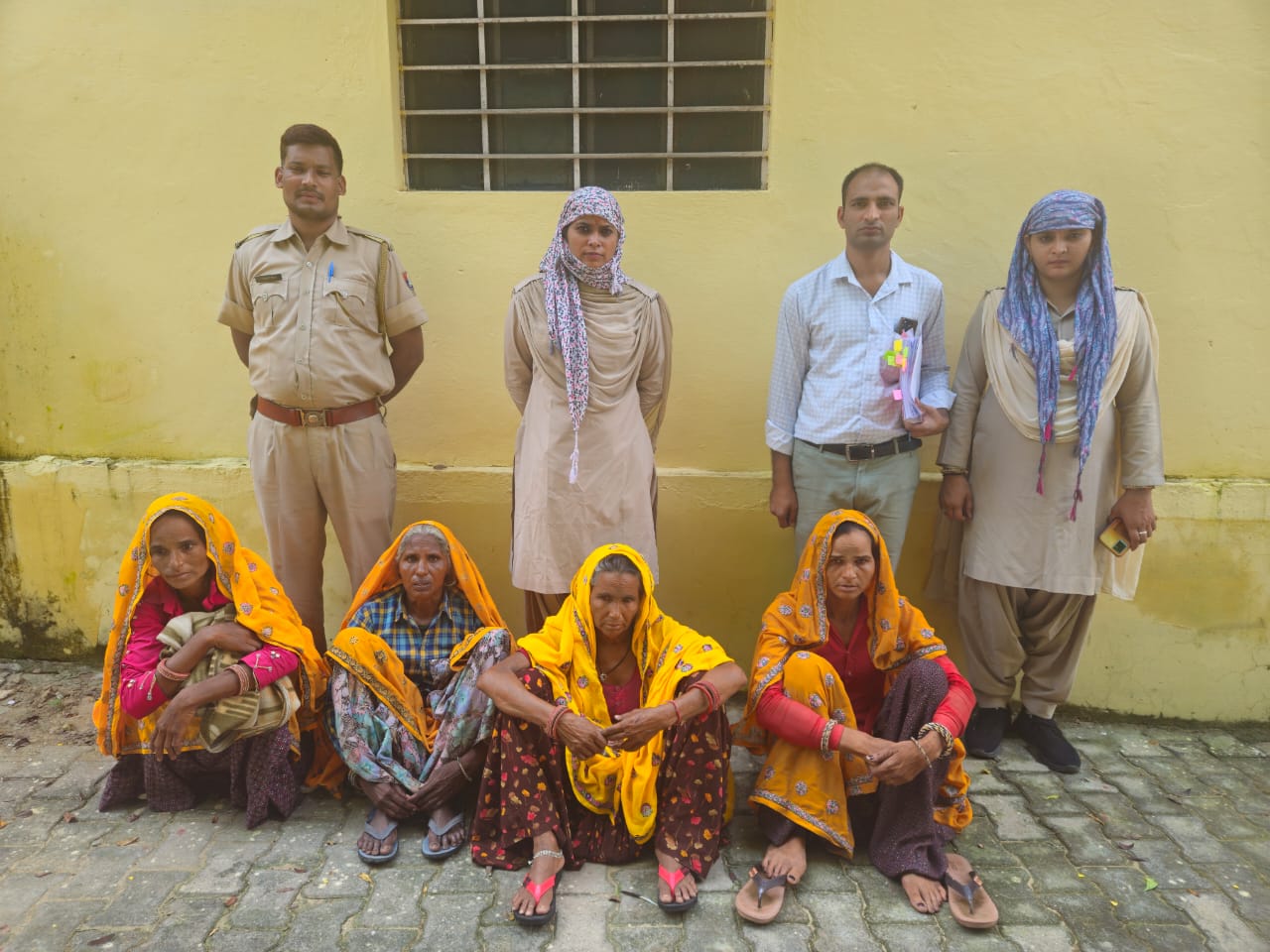 दौसा की मंडावर थाना पुलिस की गिरफ्त में हत्या की आरोपी। दौसा की मंडावर थाना पुलिस की गिरफ्त में हत्या की आरोपी।
