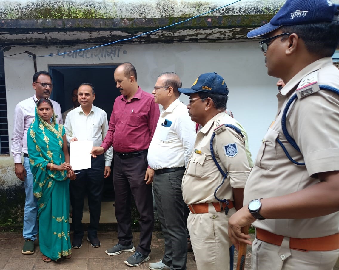 ग्राम पंचायत बोदा में निर्वाचित सरपंच सुनीता बाई को रिटर्निंग ऑफिसर द्वारा निर्वाचित प्रमाण पत्र देते ग्राम पंचायत बोदा में निर्वाचित सरपंच सुनीता बाई को रिटर्निंग ऑफिसर द्वारा निर्वाचित प्रमाण पत्र देते