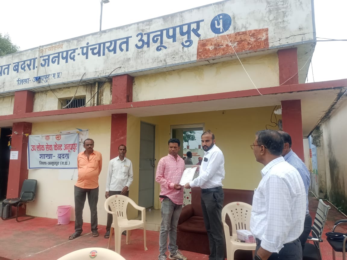 निर्वाचित जनपद सदस्य केमला सिंह को रिटर्निंग ऑफिसर द्वारा निर्वाचित प्रमाण पत्र देते निर्वाचित जनपद सदस्य केमला सिंह को रिटर्निंग ऑफिसर द्वारा निर्वाचित प्रमाण पत्र देते