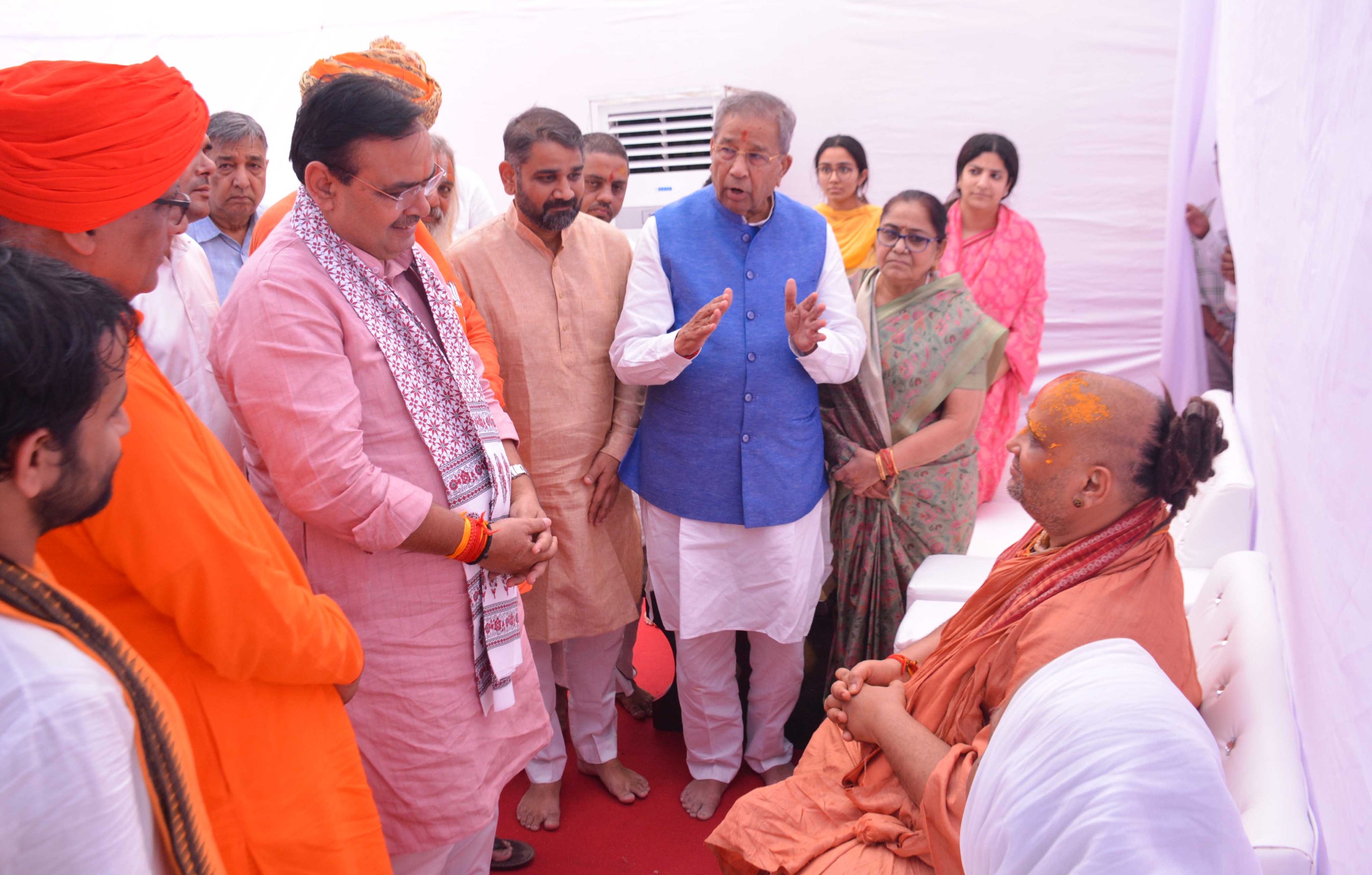 मुखयमंत्री भजनलाल शर्मा रेवासापीठाधीश्वर से चर्चा करते हुए। मुखयमंत्री भजनलाल शर्मा रेवासापीठाधीश्वर से चर्चा करते हुए।