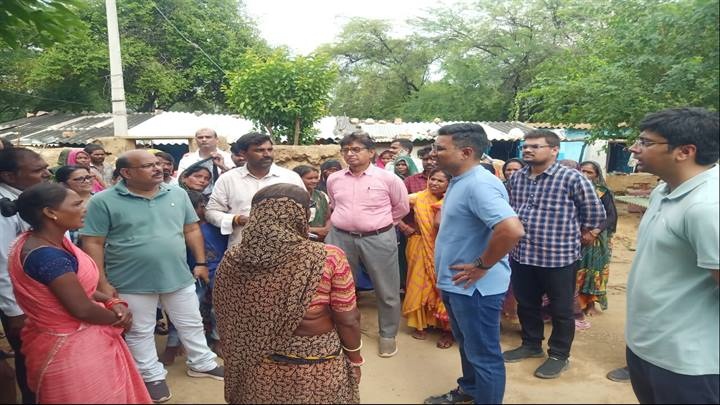 ग्वालियरः जल भराव से प्रभावित ग्रामों में मदद के लिए छुट्टी के दिन भी पहुंचे अधिकारियों के दल ग्वालियरः जल भराव से प्रभावित ग्रामों में मदद के लिए छुट्टी के दिन भी पहुंचे अधिकारियों के दल