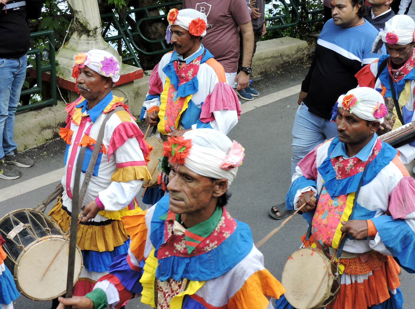 शोभायात्रा में शामिल छोलिया नर्तकों का दल। शोभायात्रा में शामिल छोलिया नर्तकों का दल।
