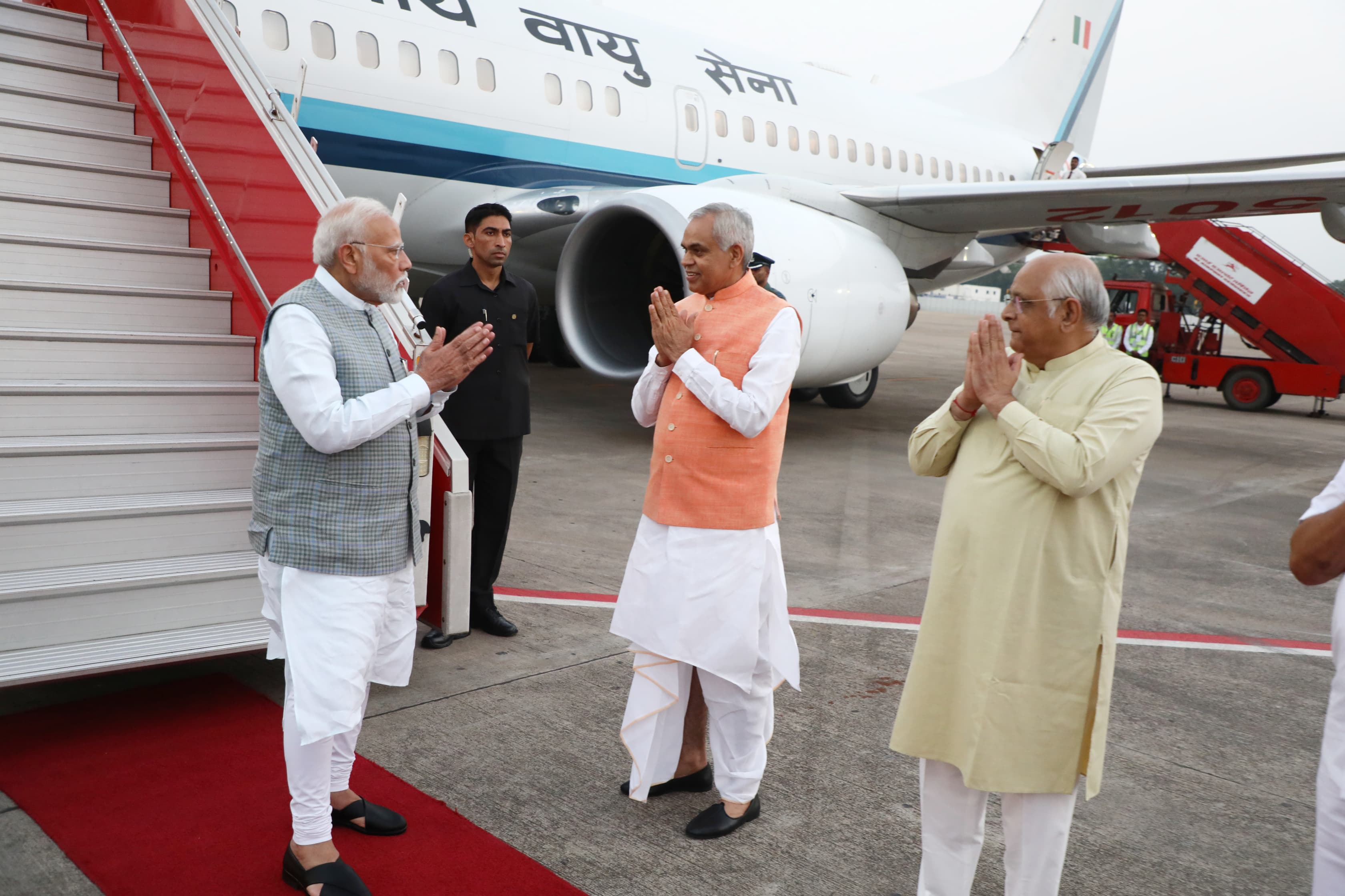 अहमदाबाद हवाईअड्डे पर प्रधानमंत्री नरेन्द्र मोदी का स्वागत करते राज्यपाल आचार्य देवव्रत और मुख्यमंत्री भूपेन्द्र पटेल अहमदाबाद हवाईअड्डे पर प्रधानमंत्री नरेन्द्र मोदी का स्वागत करते राज्यपाल आचार्य देवव्रत और मुख्यमंत्री भूपेन्द्र पटेल