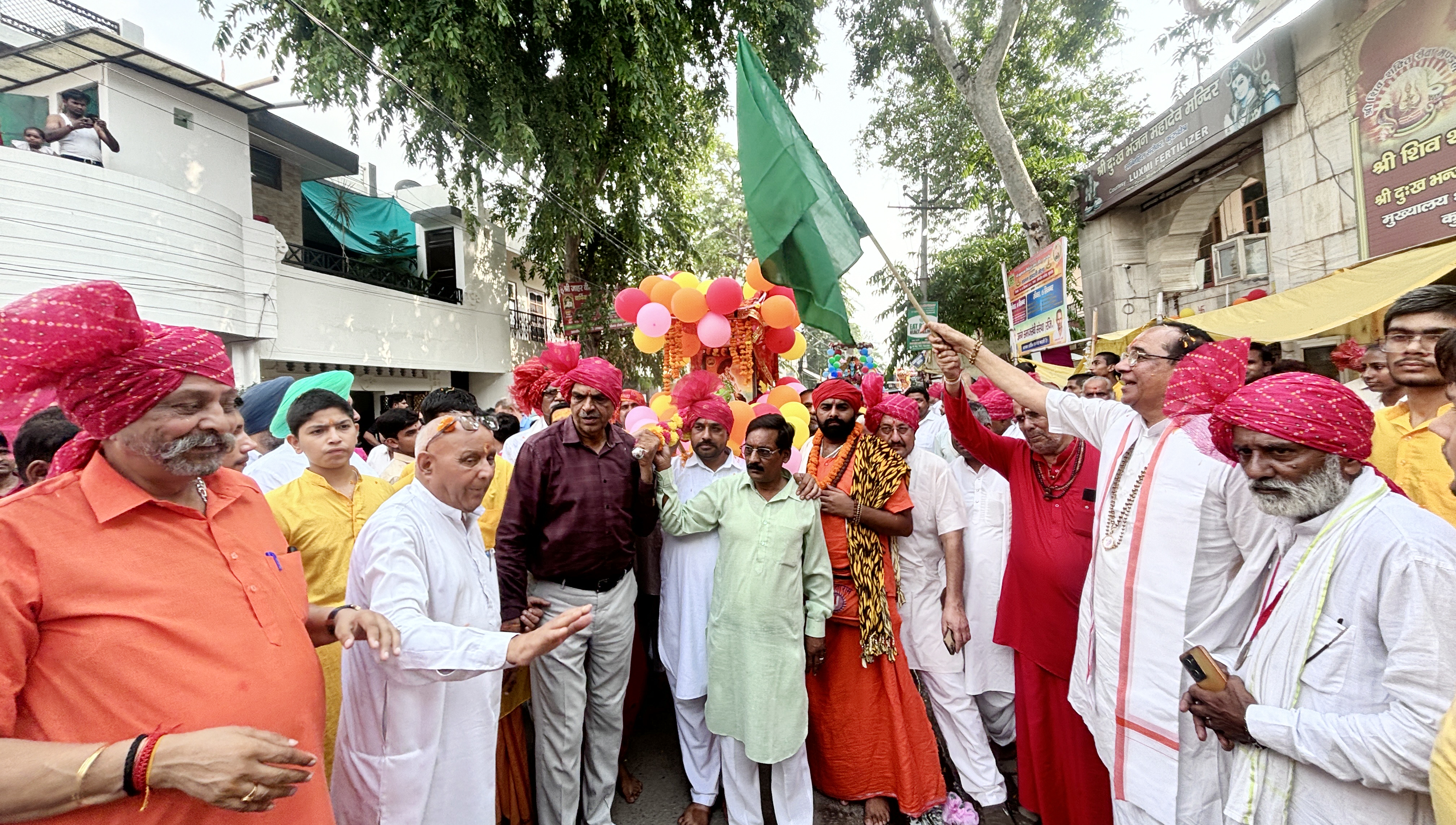 शोभा यात्रा को हरी झंडी शुभारंभ करते ब्रह्मचारी ब्रह्मस्वरूप व महंत बंसीपुरी। 2