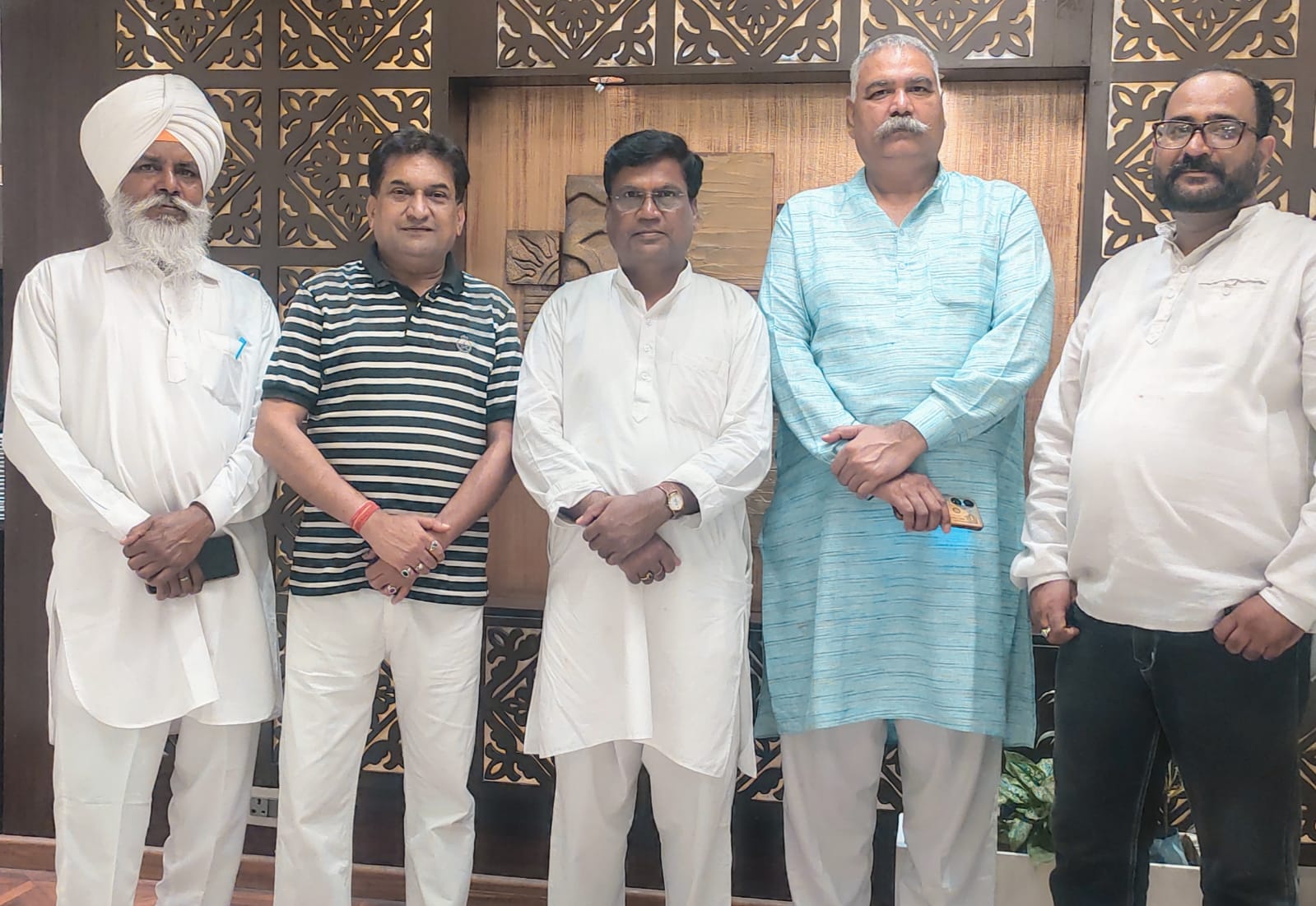 अब्दुल्ला परिवार और अनुच्छेद 370 ने गुजजर-बकरवाल समुदाय को कमजोर किया: अरुण गुप्ता अब्दुल्ला परिवार और अनुच्छेद 370 ने गुजजर-बकरवाल समुदाय को कमजोर किया: अरुण गुप्ता