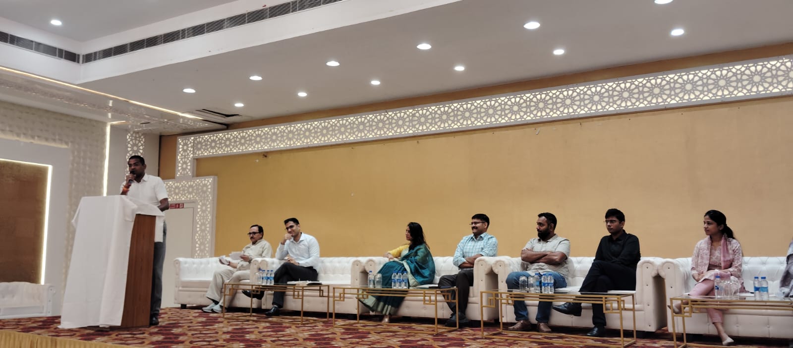 एसपी कांतेश कुमार मिश्र की विदाई समारोह को संबोधित करते पदाधिकारी एसपी कांतेश कुमार मिश्र की विदाई समारोह को संबोधित करते पदाधिकारी