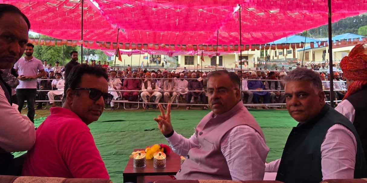 अब्दुल्ला खानदान ने पाक-प्रायोजित आतंकवाद के बीज बोए : चुघ अब्दुल्ला खानदान ने पाक-प्रायोजित आतंकवाद के बीज बोए : चुघ