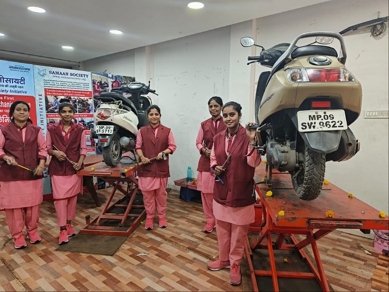 इंदौर में प्रदेश का पहला महिला मैकेनिक गैरेज इंदौर में प्रदेश का पहला महिला मैकेनिक गैरेज