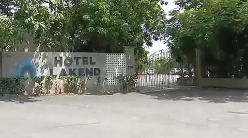 अंबामाता इलाके में लेकेंड होटल अंबामाता इलाके में लेकेंड होटल