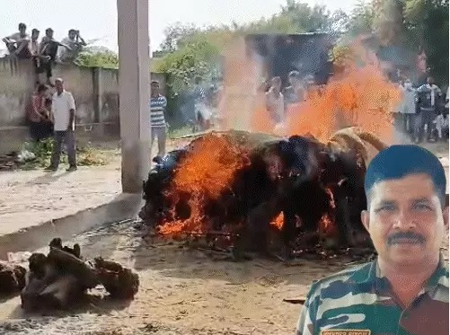 बेटे ने दी सेना के जवान को मुखाग्नि बेटे ने दी सेना के जवान को मुखाग्नि