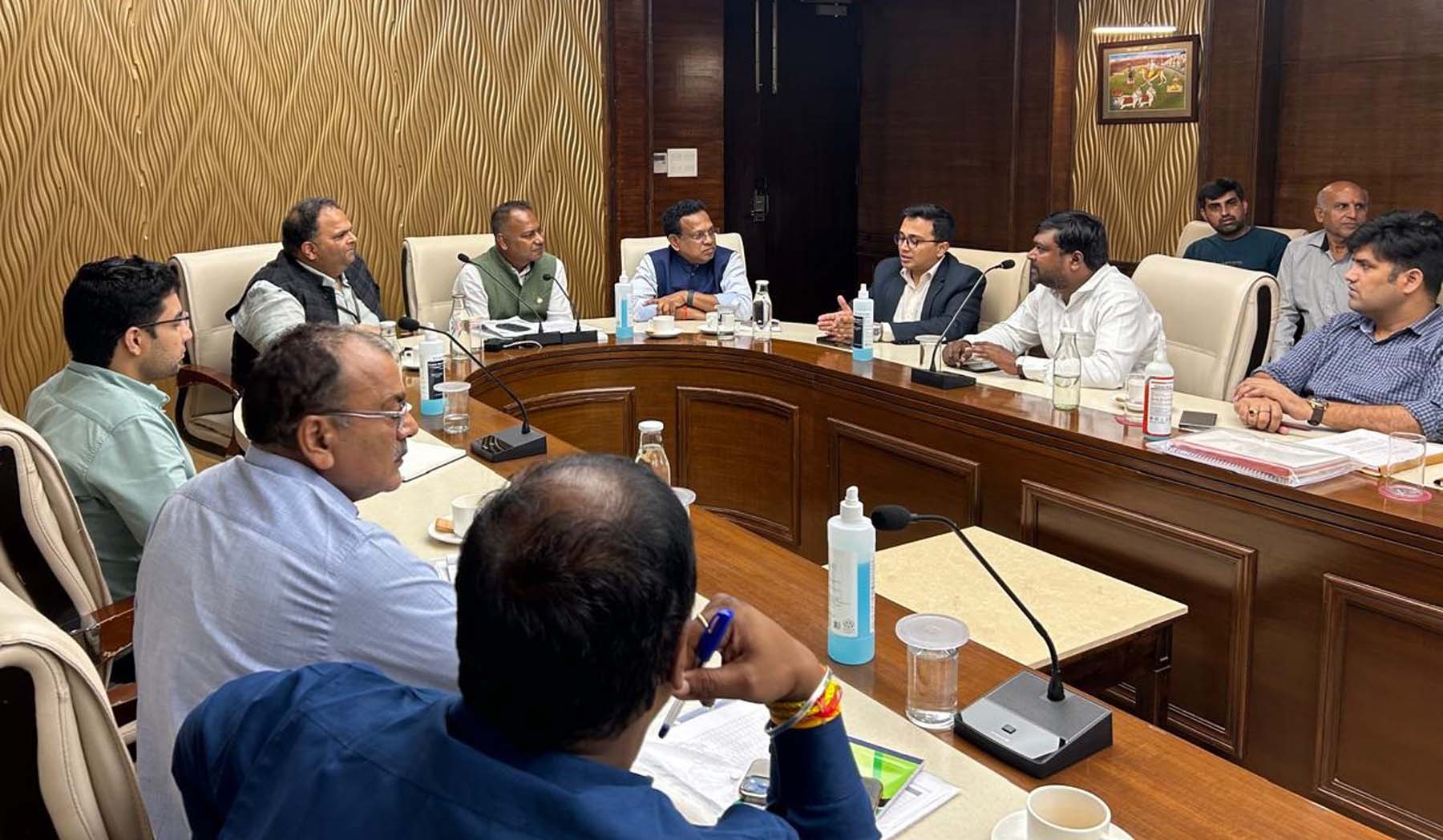 फोटो नंबर-01: गुरुग्राम के पीडब्ल्यूडी रेस्ट हाउस में उम्मीदवारों व उनके प्रतिनिधियों की बैठक को संबोधित करते सामान्य व व्यय पर्यवेक्षक। फोटो नंबर-01: गुरुग्राम के पीडब्ल्यूडी रेस्ट हाउस में उम्मीदवारों व उनके प्रतिनिधियों की बैठक को संबोधित करते सामान्य व व्यय पर्यवेक्षक।