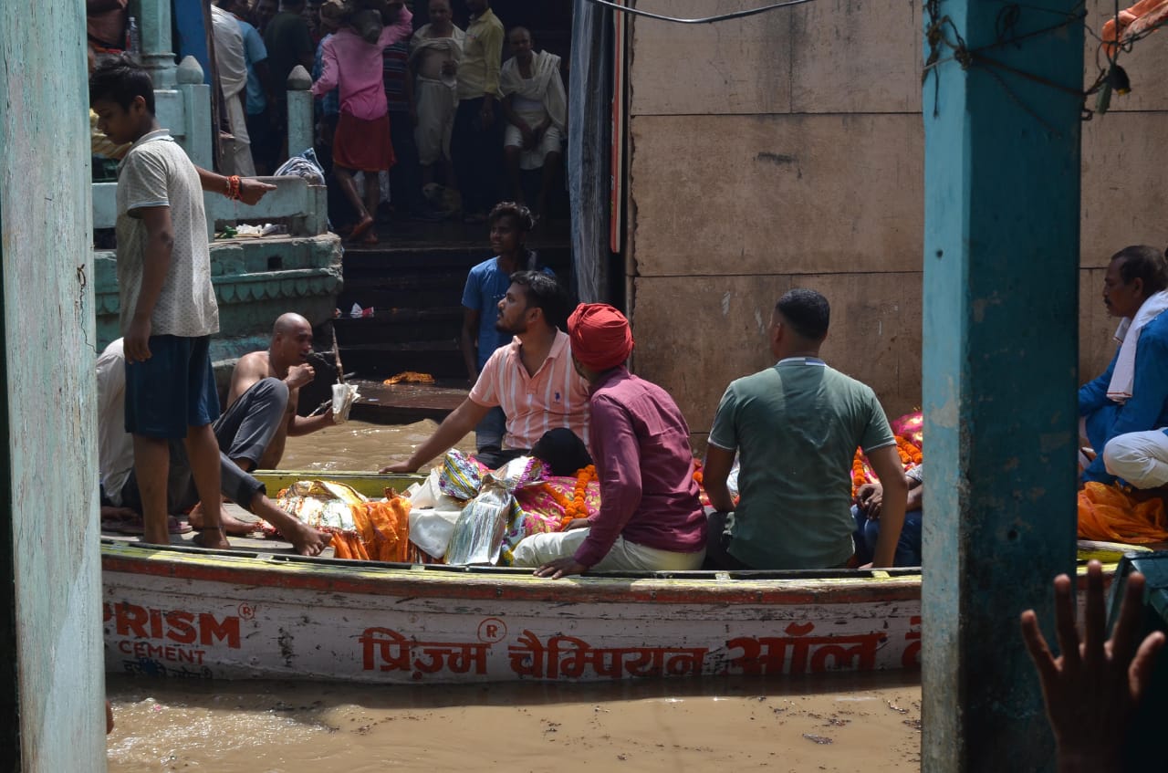 गंगा में बाढ़ का दृष्य: फोटो बच्चा गुप्ता