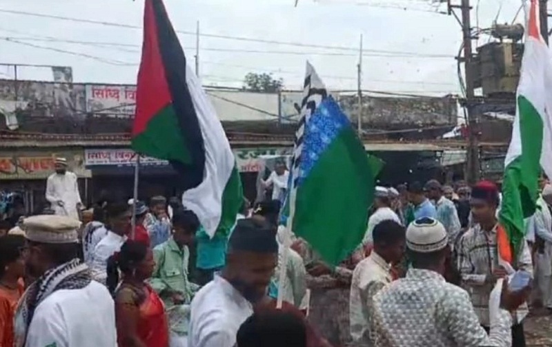 बालाघाट में ईद मिलादुन्नबी के जुलूस में लहराए गए फिलिस्तीन के झंडे बालाघाट में ईद मिलादुन्नबी के जुलूस में लहराए गए फिलिस्तीन के झंडे
