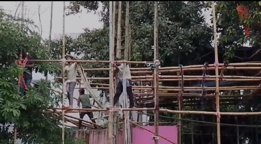 पंडाल निर्माण करते कारीगर