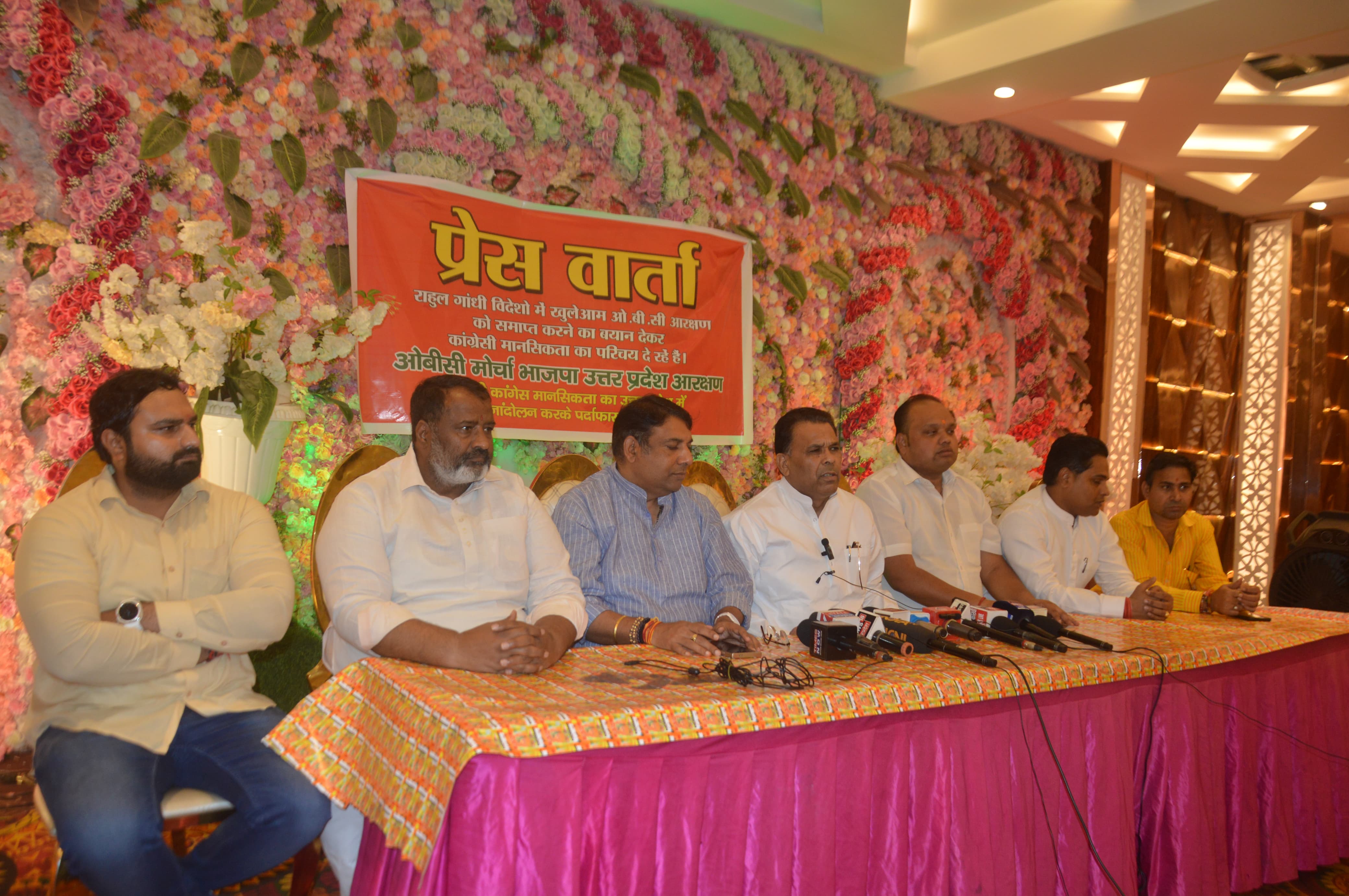 प्रेस कॉन्फ्रेंस में नरेंद्र कश्यप प्रेस कॉन्फ्रेंस में नरेंद्र कश्यप