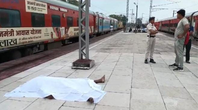 कोरबा रेलवे स्टेशन पर युवक की आत्महत्या, 22 फीट के खम्भे से कूदकर दी जान कोरबा रेलवे स्टेशन पर युवक की आत्महत्या, 22 फीट के खम्भे से कूदकर दी जान