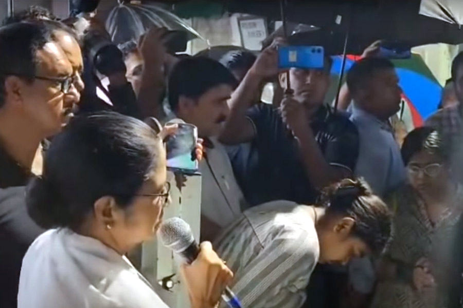 मुख्यमंत्री के घर के बाहर का दृश्य मुख्यमंत्री के घर के बाहर का दृश्य
