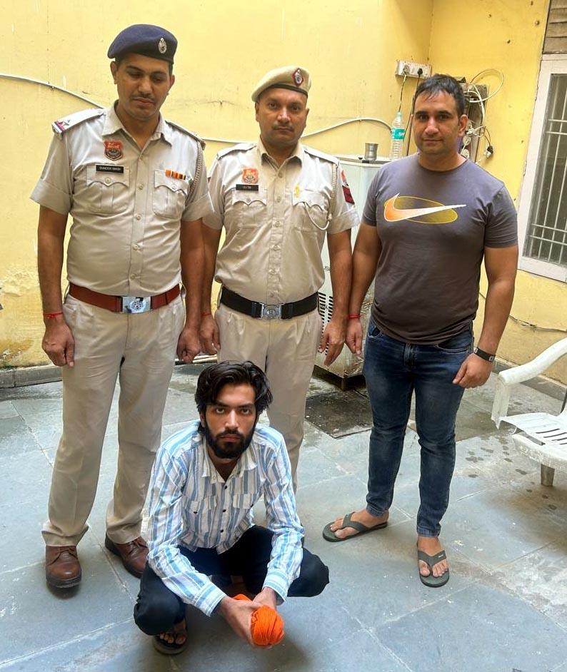 पुलिस द्वारा गिरफ्तार किया गया आरोपी पुलिस द्वारा गिरफ्तार किया गया आरोपी