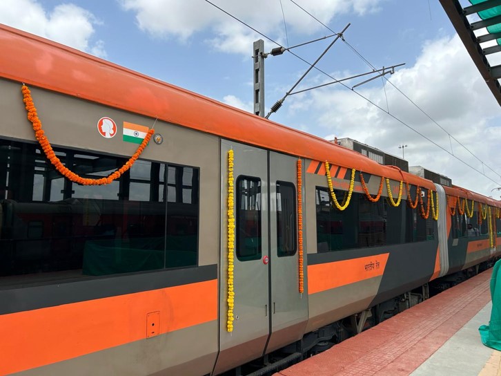सजी-धजी नई ट्रेन की झलक दिखाई दे रही है। सजी-धजी नई ट्रेन की झलक दिखाई दे रही है।