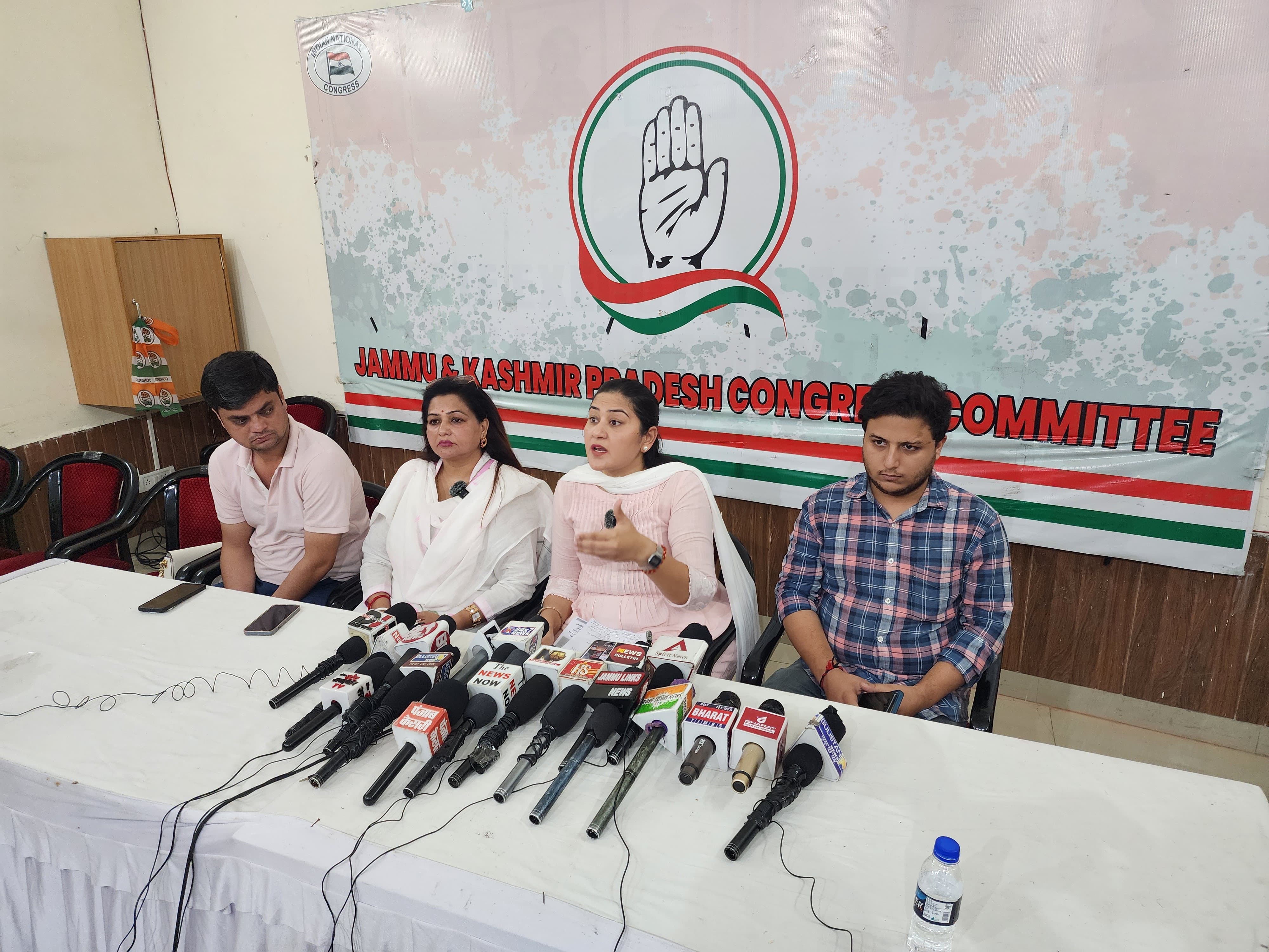 कांग्रेस ने प्रशासन पर महिलाओं को अधिकारहीन करने का आरोप लगाया कांग्रेस ने प्रशासन पर महिलाओं को अधिकारहीन करने का आरोप लगाया