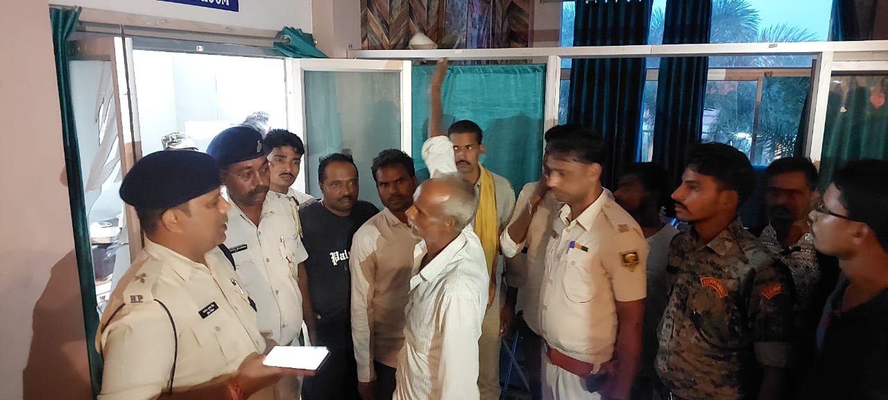 अररिया फोटो:मौके पर पहुंची पुलिस जांच करती अररिया फोटो:मौके पर पहुंची पुलिस जांच करती
