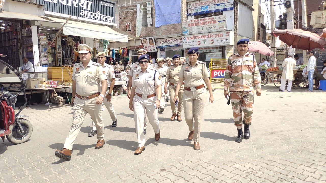 डीएसपी के नेतृत्व में शहर में फ्लैग मार्च निकालते हुए।