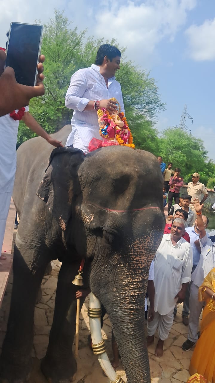 आमेर के हाथी गांव में अविनाश गहलोत ने किया गणपति विसर्जन आमेर के हाथी गांव में अविनाश गहलोत ने किया गणपति विसर्जन
