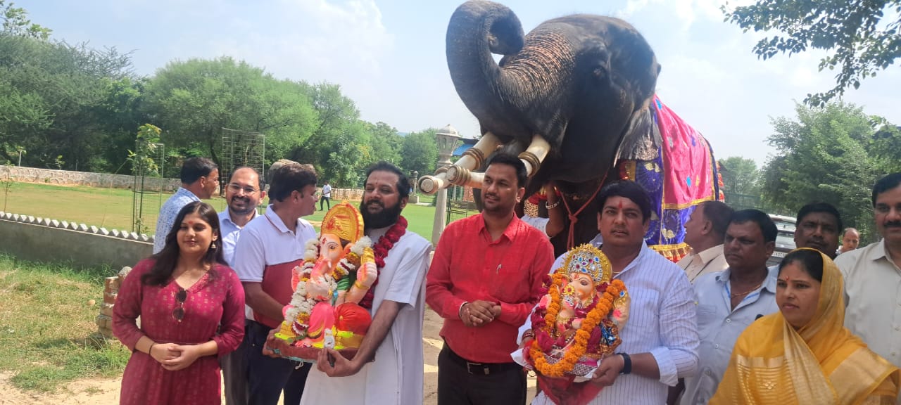 आमेर के हाथी गांव में अविनाश गहलोत ने किया गणपति विसर्जन आमेर के हाथी गांव में अविनाश गहलोत ने किया गणपति विसर्जन