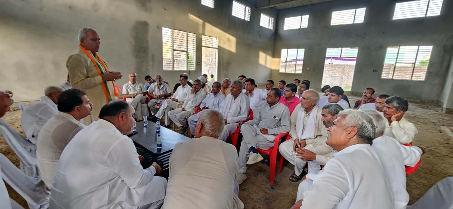 जनसंपर्क अभियान के दौरान लोगों से भाजपा के पक्ष में अपील करते भाजपा प्रत्याशी रणबीर गंगवा जनसंपर्क अभियान के दौरान लोगों से भाजपा के पक्ष में अपील करते भाजपा प्रत्याशी रणबीर गंगवा