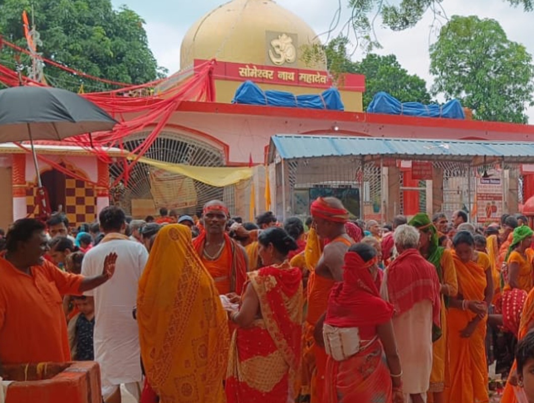 जलाभिषेक करते कांवरियां जलाभिषेक करते कांवरियां