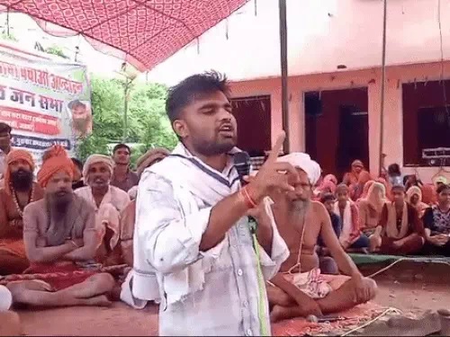 अलीपुर में फटा पहाड़ स्थित आश्रम में धरने पर बैठे साधु संत और स्थानीय लोग। अलीपुर में फटा पहाड़ स्थित आश्रम में धरने पर बैठे साधु संत और स्थानीय लोग।