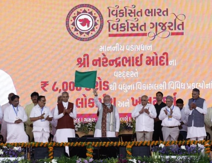 प्रधानमंत्री नरेन्द्र मोदी अहमदाबाद से वीडियो लिंक के माध्यम से भुज एवं अहमदाबाद के बीच नई नमो भारत रैपिड रेल को हरी झंडी दिखाकर रवाना करते हुए। प्रधानमंत्री नरेन्द्र मोदी अहमदाबाद से वीडियो लिंक के माध्यम से भुज एवं अहमदाबाद के बीच नई नमो भारत रैपिड रेल को हरी झंडी दिखाकर रवाना करते हुए।