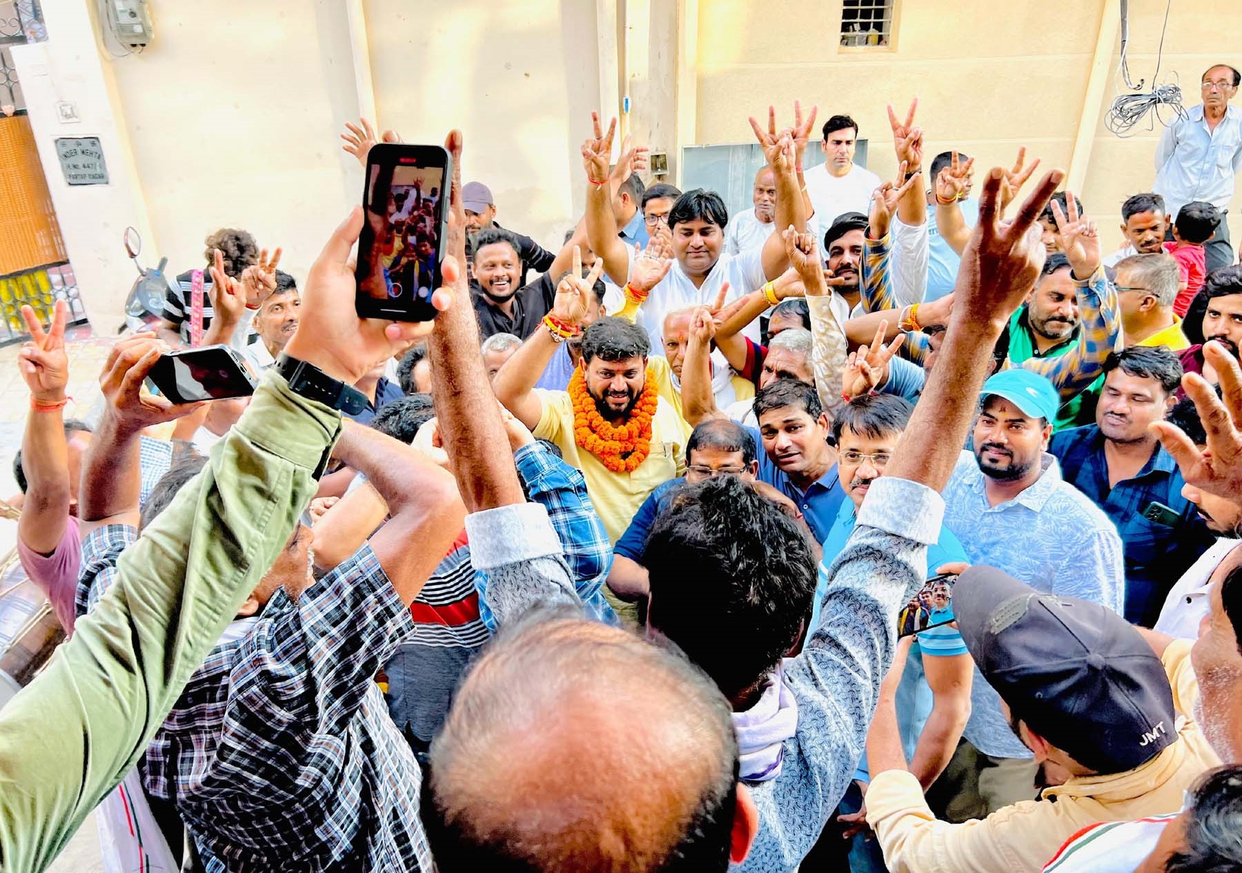 फोटो नंबर-06: गुरुग्राम में चुनाव प्रचार करते निर्दलीय प्रत्याशी नवीन गोयल।