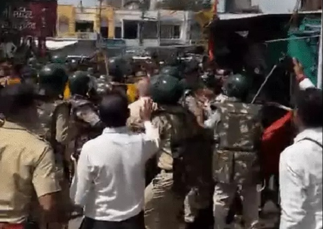 मप्र के मंदसौर में ईद मिलादुन्नबी के जुलूस के दौरान मंदिर पर फेंका पत्थर, एक व्यक्ति घायल मप्र के मंदसौर में ईद मिलादुन्नबी के जुलूस के दौरान मंदिर पर फेंका पत्थर, एक व्यक्ति घायल