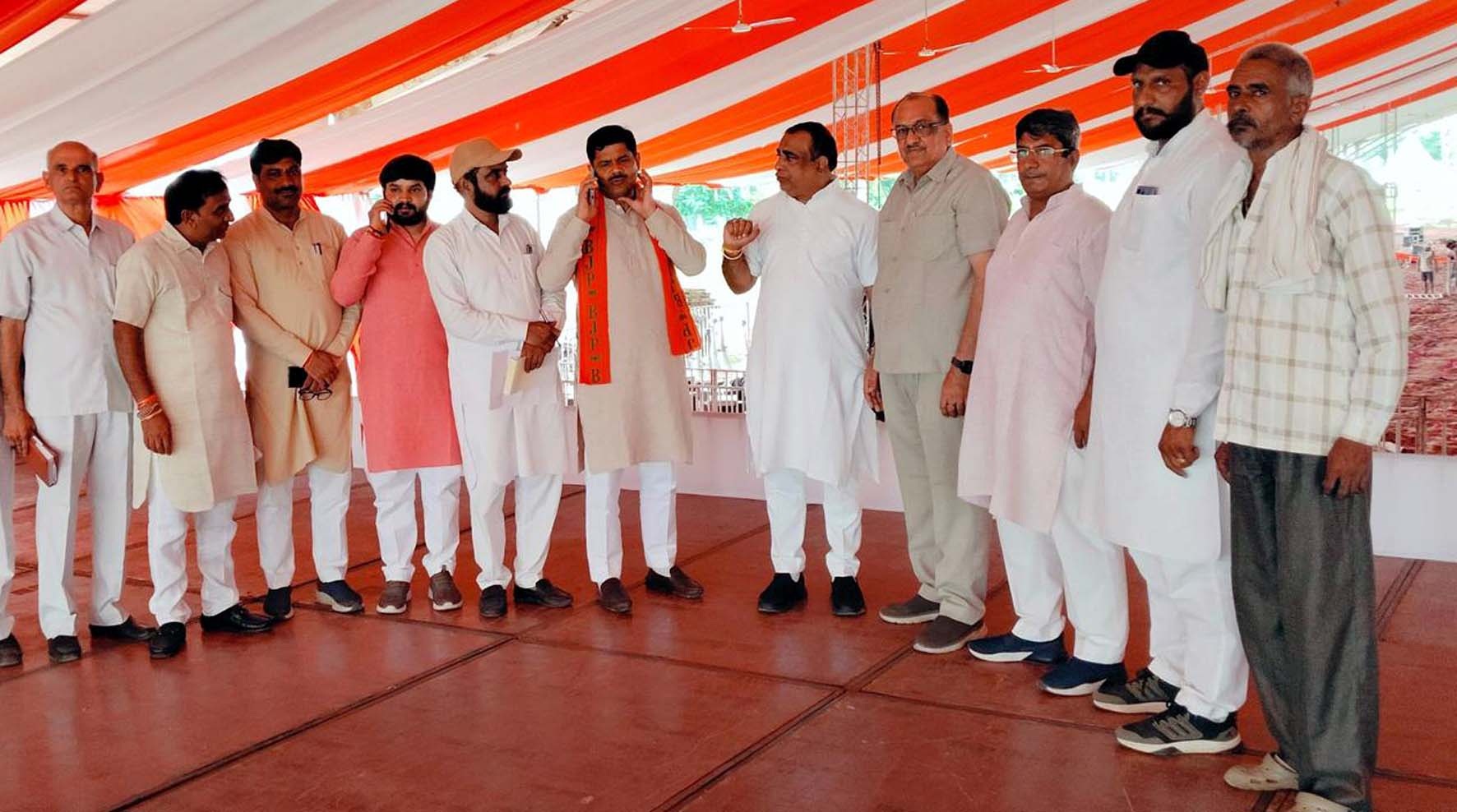 कार्यक्रम स्थल का दौरा करते जिला प्रभारी जवाहर सैनी एवं अन्य। कार्यक्रम स्थल का दौरा करते जिला प्रभारी जवाहर सैनी एवं अन्य।