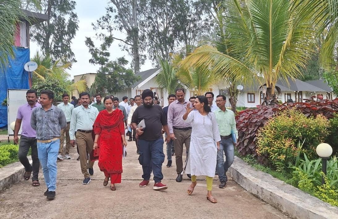गंगरेल में तैयारियों का जायजा लेते हुए दांए से पहले क्रम पर कलेक्टर नम्रता गांधी समेत अन्य अधिकारी-कर्मचारी उपस्थित। गंगरेल में तैयारियों का जायजा लेते हुए दांए से पहले क्रम पर कलेक्टर नम्रता गांधी समेत अन्य अधिकारी-कर्मचारी उपस्थित।
