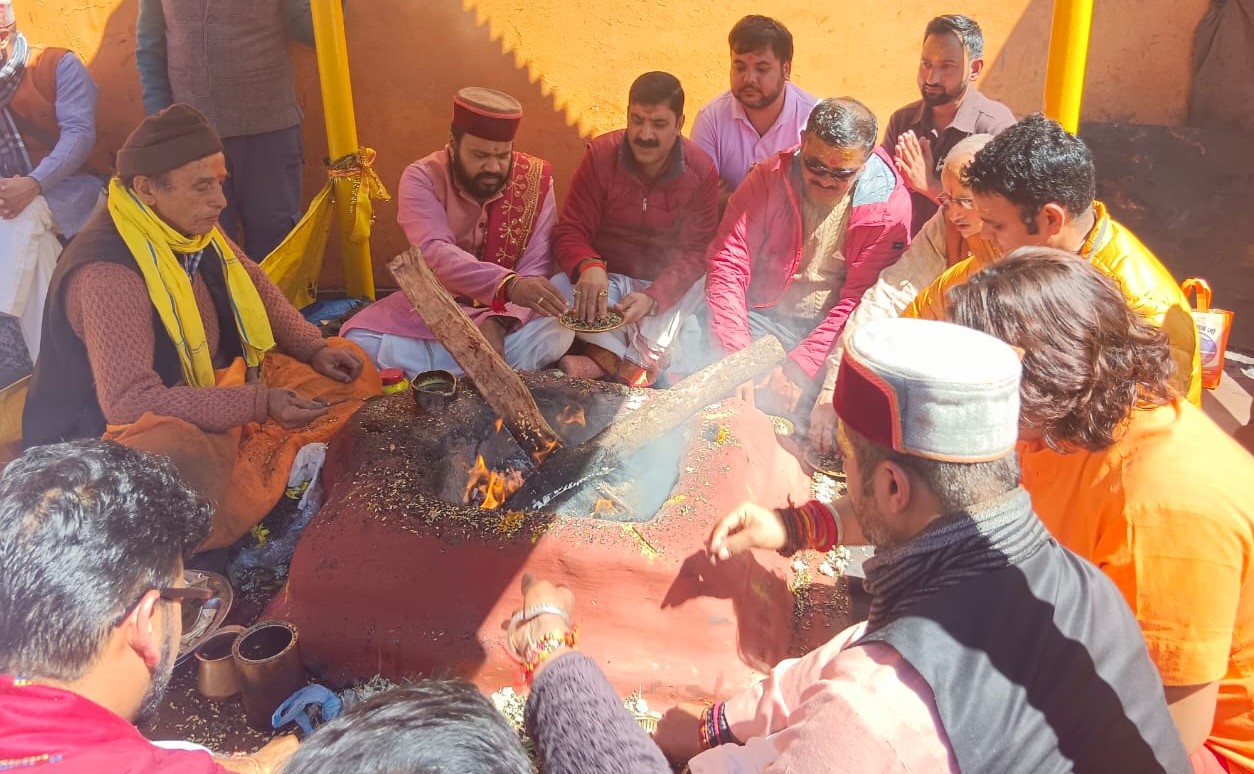 सीएम के जन्मदिन पर बदरीनाथ धाम में पूजा अर्चना करते हुए। सीएम के जन्मदिन पर बदरीनाथ धाम में पूजा अर्चना करते हुए।