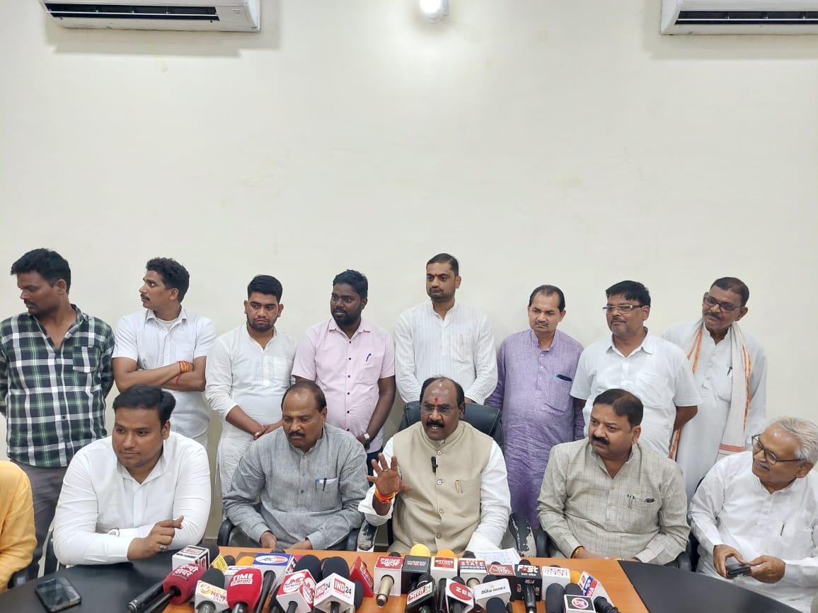 पत्रकारों को जानकारी देते एससी-एसटी मोर्चा के राष्ट्रीय अध्यक्ष पत्रकारों को जानकारी देते एससी-एसटी मोर्चा के राष्ट्रीय अध्यक्ष