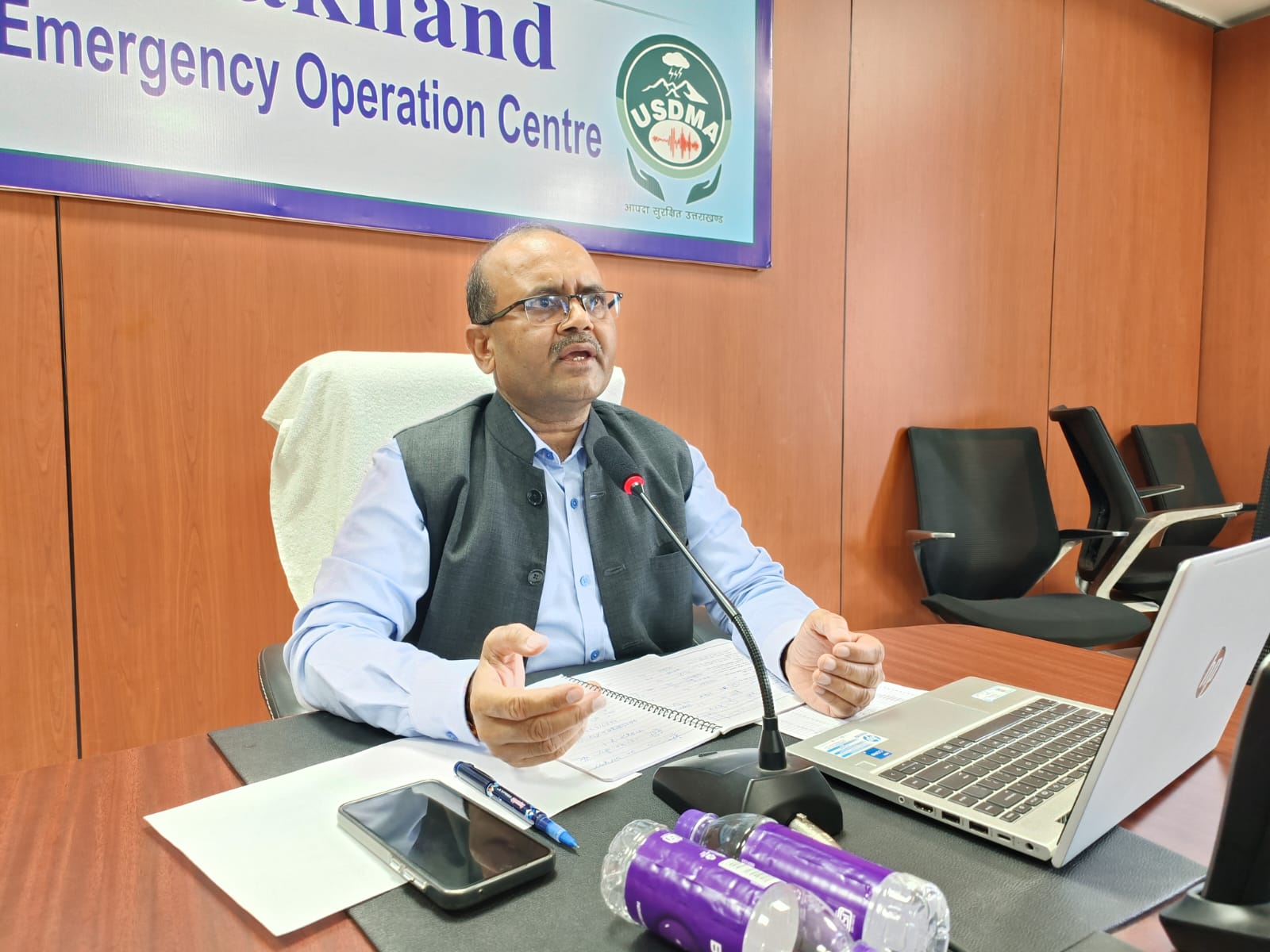 राज्य आपातकालीन परिचालन केंद्र से अधिकारियों से बातचीत करते आपदा प्रबंधन एवं पुनर्वास सचिव विनोद कुमार सुमन। राज्य आपातकालीन परिचालन केंद्र से अधिकारियों से बातचीत करते आपदा प्रबंधन एवं पुनर्वास सचिव विनोद कुमार सुमन।