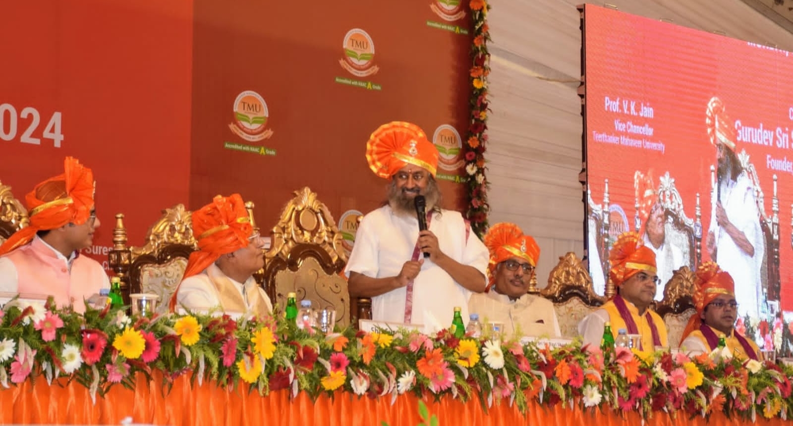 - तीर्थंकर महावीर यूनिवर्सिटी के स्पेशल कन्वोकेशन- 2024 में बतौर मुख्य अतिथि पहुंचे श्रीश्री रविशंकर कार्यक्रम को संबोधित करते हुए। - तीर्थंकर महावीर यूनिवर्सिटी के स्पेशल कन्वोकेशन- 2024 में बतौर मुख्य अतिथि पहुंचे श्रीश्री रविशंकर कार्यक्रम को संबोधित करते हुए।
