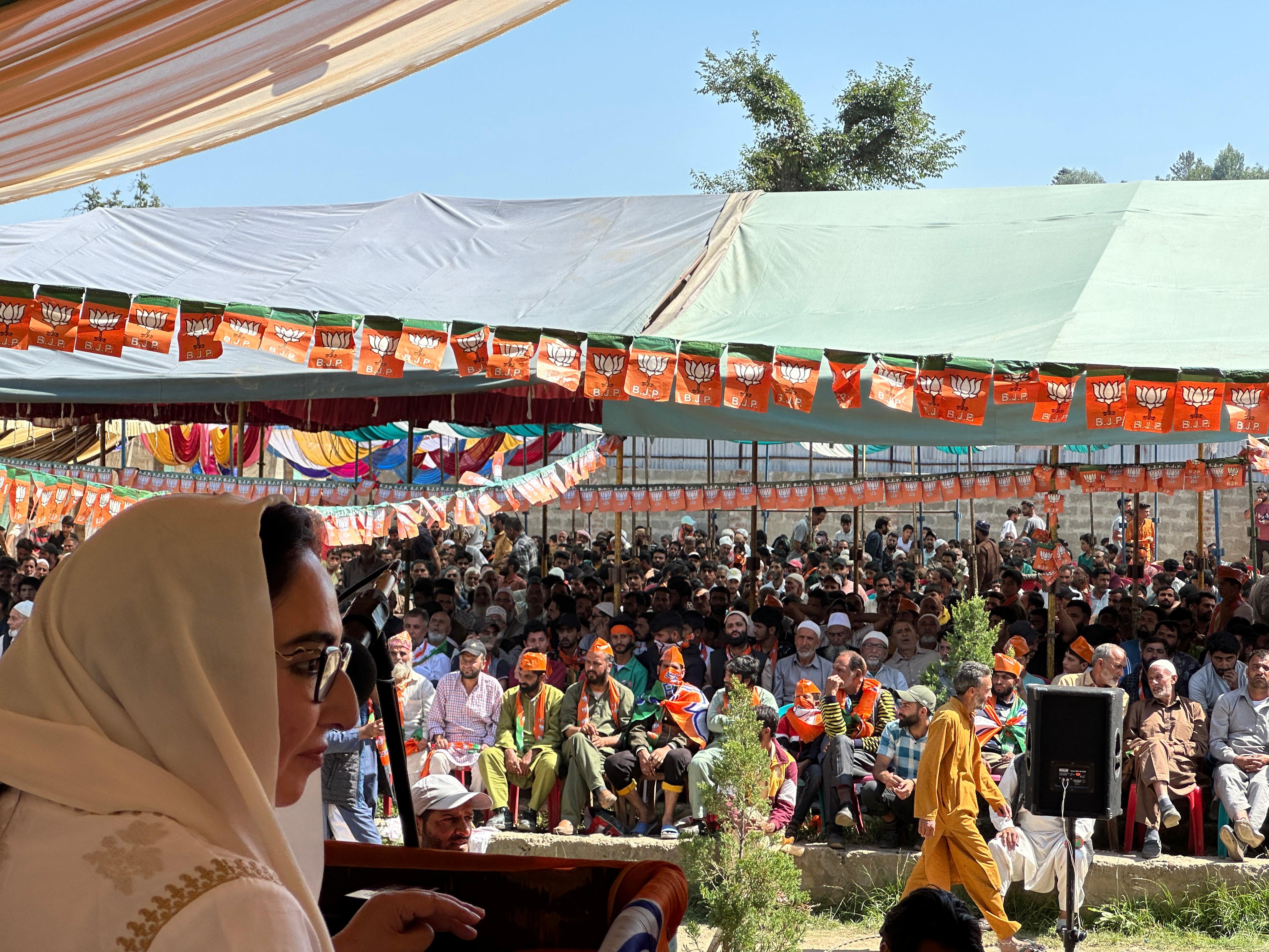 डॉ. दरखशां ने फर्जी कहानियां फैलाने के लिए एनसी, कांग्रेस और पीडीपी की आलोचना की डॉ. दरखशां ने फर्जी कहानियां फैलाने के लिए एनसी, कांग्रेस और पीडीपी की आलोचना की