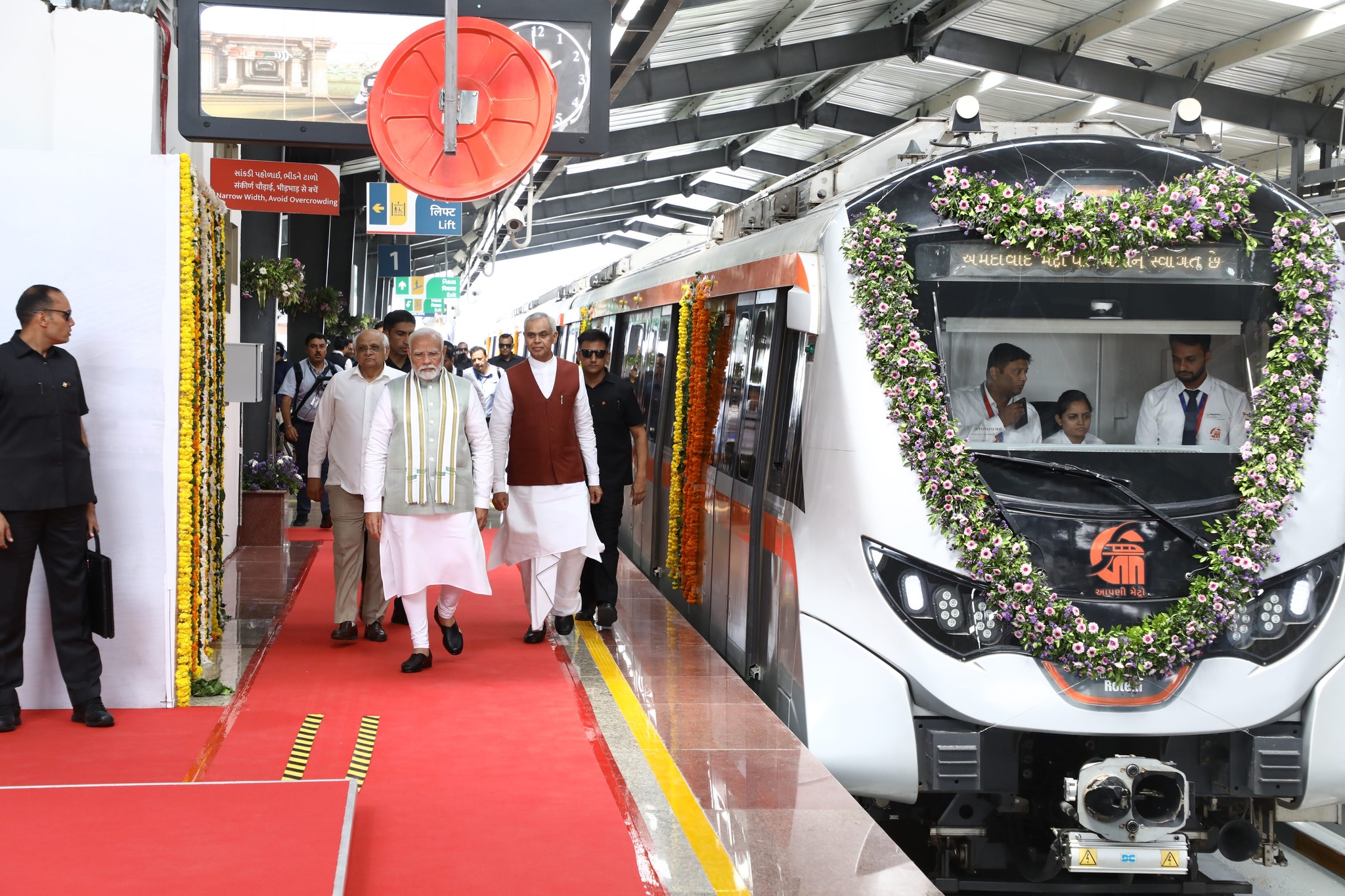 मेट्रो ट्रेन का उद्घाटन करने प्रधानमंत्री नरेन्द्र मोदी गांधीनगर सेक्टर-1 मेट्रो स्टेशन पहुंचे। मेट्रो ट्रेन का उद्घाटन करने प्रधानमंत्री नरेन्द्र मोदी गांधीनगर सेक्टर-1 मेट्रो स्टेशन पहुंचे।