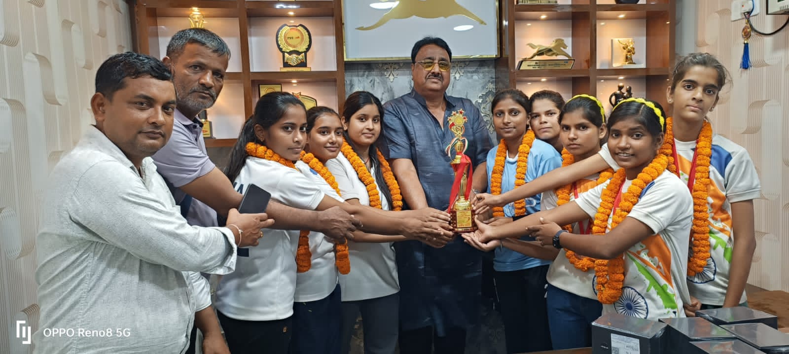 खिलाड़ियो को सम्मानित करते विनय सिंह खिलाड़ियो को सम्मानित करते विनय सिंह