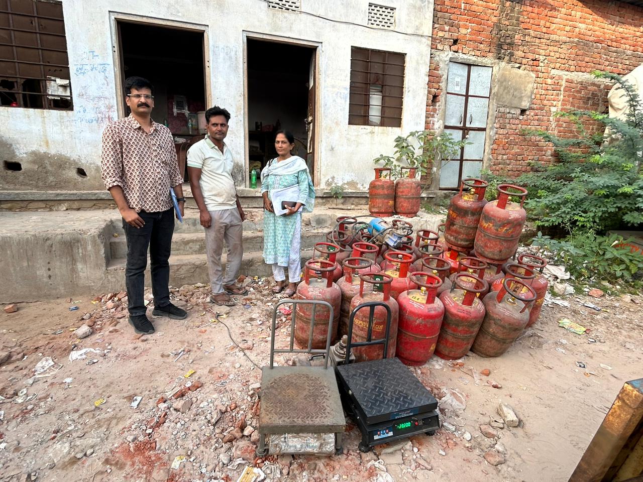 अवैध रिफिलिंग सेंटर पर रसद विभाग ने कार्रवाई करते हुए किए 31 घरेलू गैस सिलेंडर जब्त अवैध रिफिलिंग सेंटर पर रसद विभाग ने कार्रवाई करते हुए किए 31 घरेलू गैस सिलेंडर जब्त