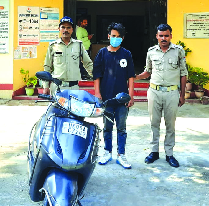 पुलिस गिरफ्त में आरोपित पुलिस गिरफ्त में आरोपित