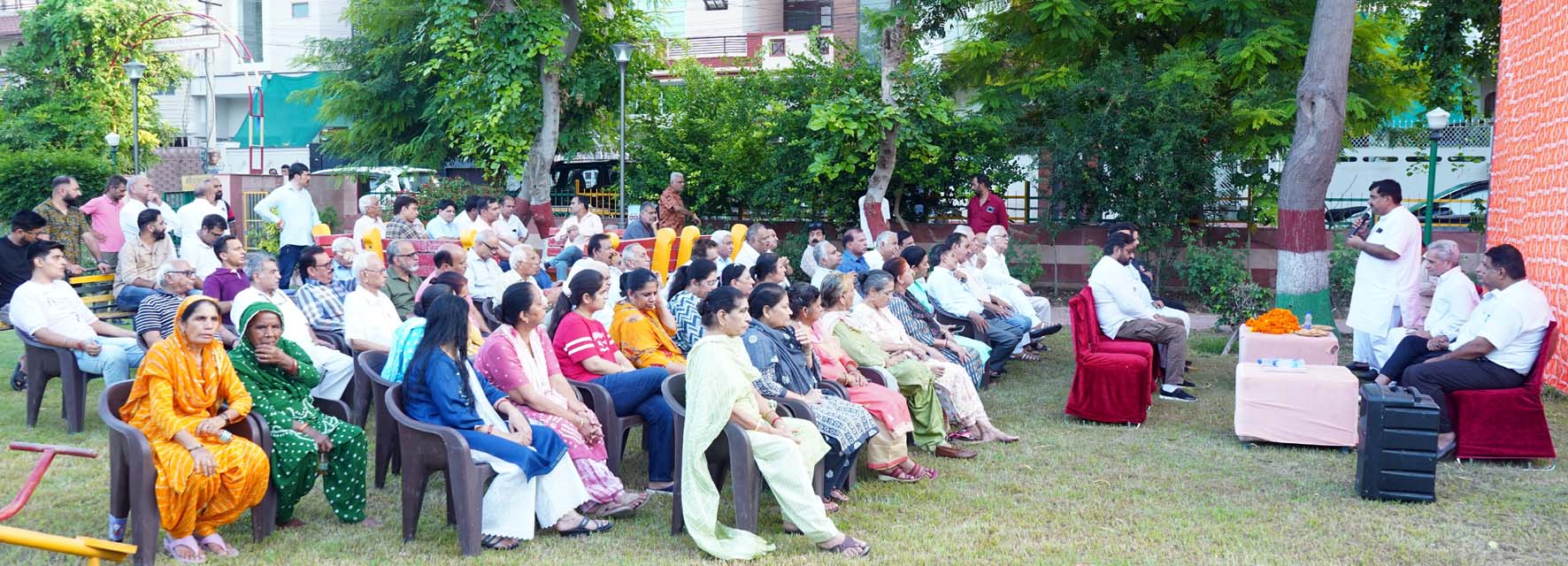 जनसंपर्क अभियान के तहत कार्यकर्ताओं को संबोधित आजाद उम्मीदवार गौतम सरदाना। जनसंपर्क अभियान के तहत कार्यकर्ताओं को संबोधित आजाद उम्मीदवार गौतम सरदाना।