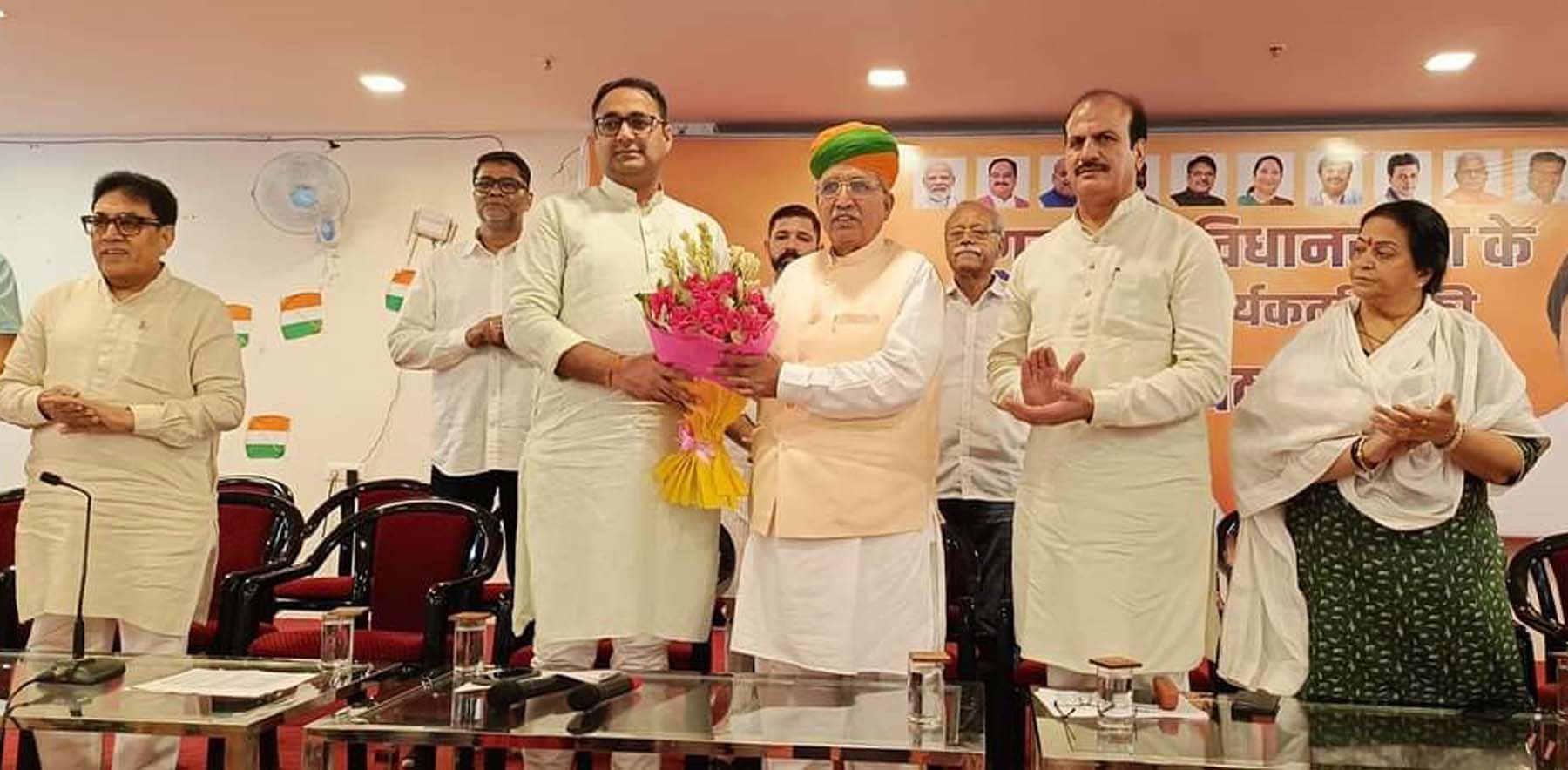 फोटो नंबर-01: गुरुग्राम जिला भाजपा कार्यालय में केंद्रीय कानून मंत्री अर्जुन राम मेघवाल का स्वागत करते जिला अध्यक्ष कमल यादव। फोटो नंबर-01: गुरुग्राम जिला भाजपा कार्यालय में केंद्रीय कानून मंत्री अर्जुन राम मेघवाल का स्वागत करते जिला अध्यक्ष कमल यादव।