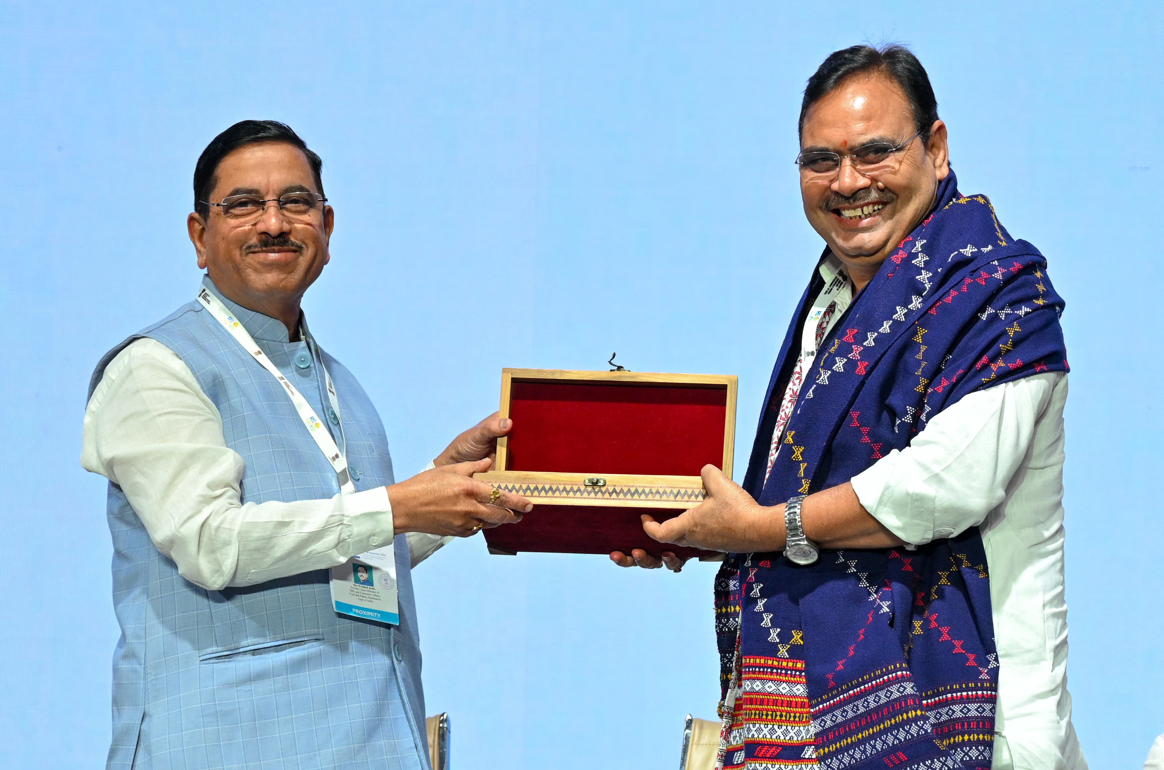 मुख्यमंत्री भजनलाल शर्मा केन्द्रीय नवीन एवं नवीकरणीय ऊर्जा मंत्री प्रल्हाद जोशी के हाथों से यह पुरस्कार ग्रहण करते हुए। मुख्यमंत्री भजनलाल शर्मा केन्द्रीय नवीन एवं नवीकरणीय ऊर्जा मंत्री प्रल्हाद जोशी के हाथों से यह पुरस्कार ग्रहण करते हुए।