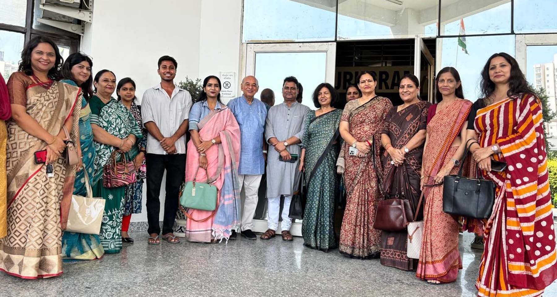 फोटो नंबर-05: गुरुग्राम विवि में आयोजित संगोष्ठी में शामिल कविगण। फोटो नंबर-05: गुरुग्राम विवि में आयोजित संगोष्ठी में शामिल कविगण।